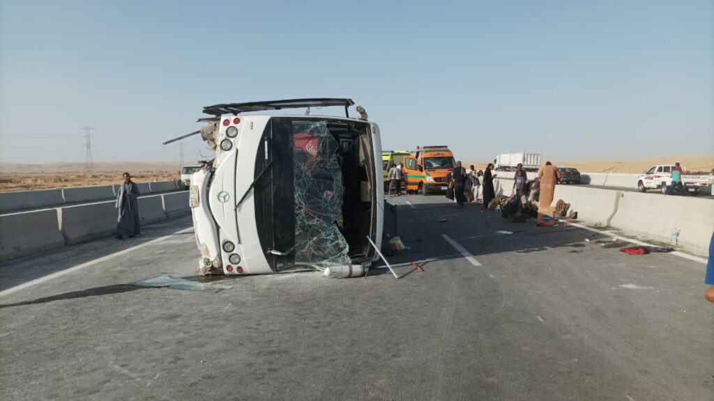 مصرع 16 شخص واصابة 28 آخرين في حادث انقلاب اتوبيس بمدينة نويبع في محافظة جنوب سيناء