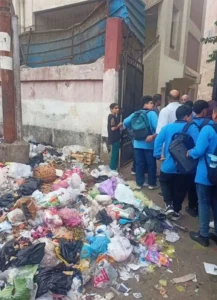 شكاوى من تراكم القمامة أمام بوابة مدرسة خالد بن الوليد بمدينة طنطا.. وأولياء الأمور يطالبون برفع المخلفات وتكثيف حملات النظافة