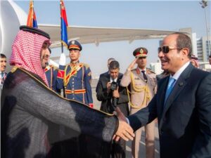 الرئيس السيسي يستقبل ولي العهد السعودي بمطار القاهرة 