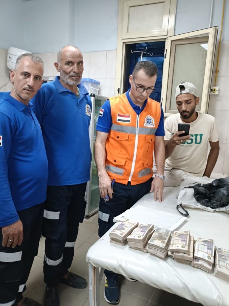 مسعف وسائق ومشرف قطاع يضربون مثال للأمانة برد مبلغ 246 ألف جنيها لذوى مصاب في حادث بمحافظة الدقهلية