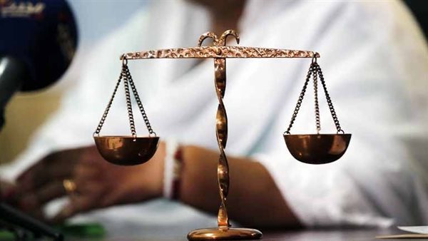 سقوط الإبن العاق بعد اعتدائه على أمه في قبضة أمن المحلة