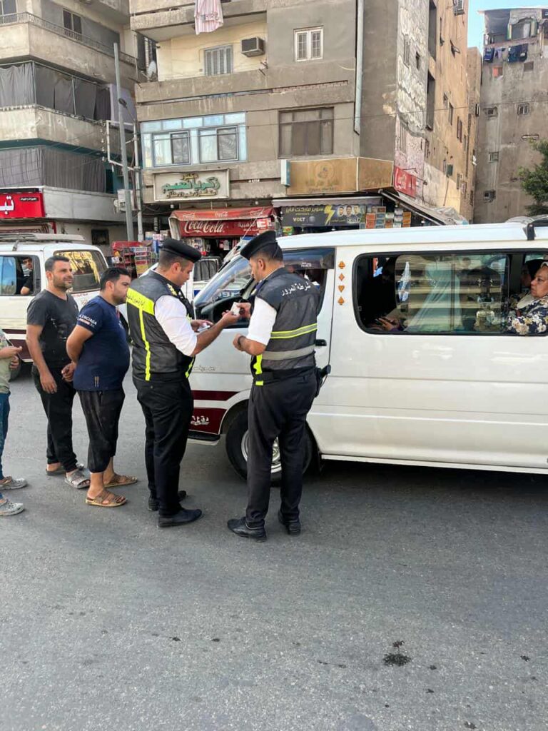 حملات مرورية أعلى المحاور والشوارع بالجيزة لرصد المخالفات وإلزام المواطنين بقواعد وآداب المرور