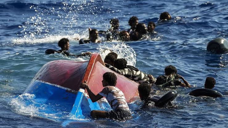تفاصيل غرق قارب مهاجرين جنوب اليونان.. وفاة شخص وفقدان 25 آخرين