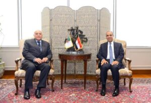 على هامش الاجتماع الوزاري لآلية دول الجوار الثلاثية حول ليبيا .. وزير الخارجية المصري يجتمع مع نظيره الجزائري