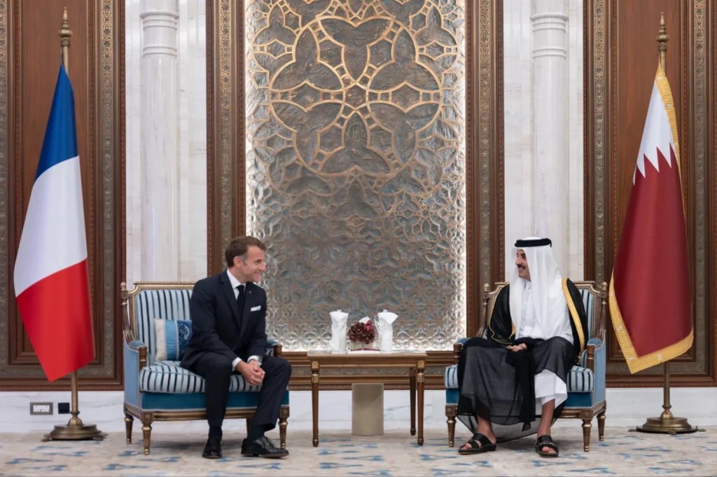 جلسة مباحثات رسمية تجمع بين أمير قطر والرئيس الفرنسي لبحث سبل تعزيز العلاقة بين البلدين