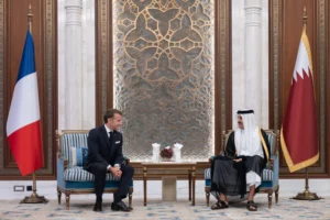 جلسة مباحثات رسمية تجمع بين أمير قطر والرئيس الفرنسي لبحث سبل تعزيز العلاقة بين البلدين