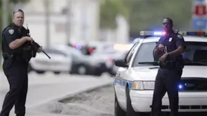 مصرع شخصين في اقتحام مركبة لملعب كرة قدم في مجمع رياضي بولاية كانساس الأمريكية