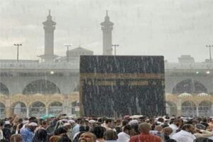 بعد هطول أمطار غزيرة على المصلين في مكة المكرمة .. السعودية تتوقع أمطارًا رعدية وسيولًا في مناطق عديدة