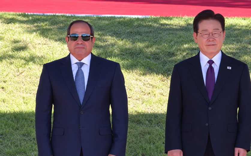 الرئيس عبد الفتاح السيسي يجري زيارة إلى المقبرة الوطنية لوضع إكليل من الزهور تكريمًا لأرواح شهداء كوريا