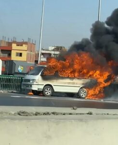 تفحم سيارة ميكروباص نتيجة حريق هائل وإصابة سائقها بمنطقة فيصل في الجيزة