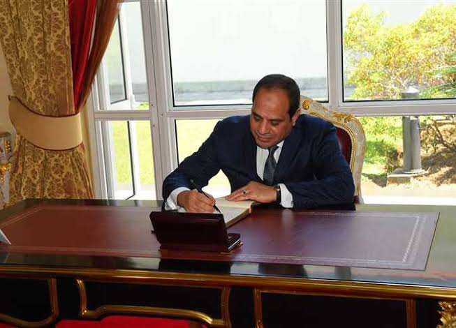 الرئيس السيسي يوقع في دفتر التشريفات بالقصر الرئاسي الكوري الجنوبي
