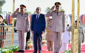 الرئيس السيسي يضع إكليل الزهور على النصب التذكاري لشهداء القوات المسلحة وقبر الرئيسين الراحلين "السادات" و"عبد الناصر"