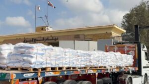 الهلال الأحمر المصري يطلق 280 شاحنة دقيق وسلال غذائية لغزة